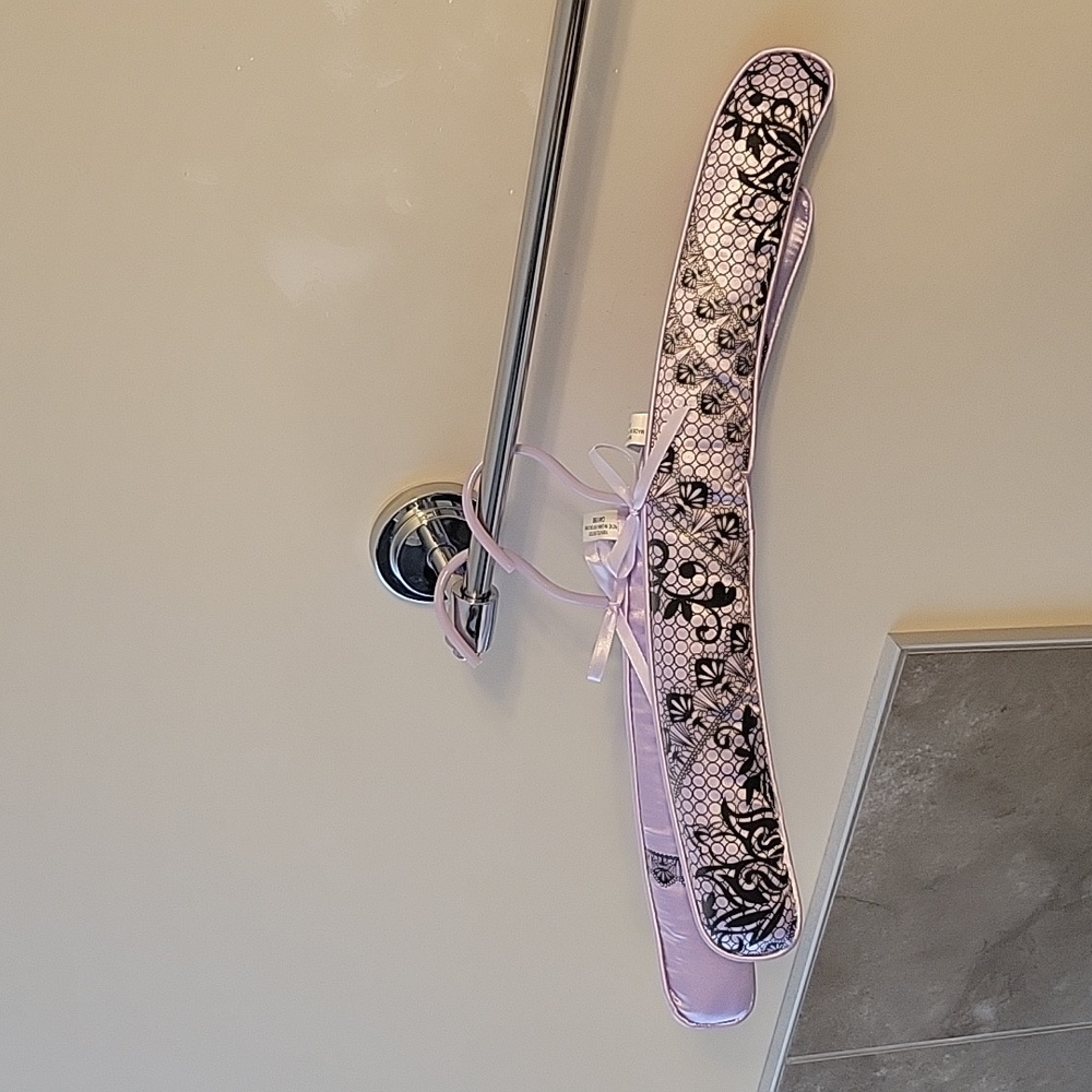 NWT 2 cushioned hangers